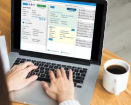 Ein aufgeklapptes Laptop, auf dem die allegro-OEB-Ausleihtheke zu sehen ist. Neben dem Laptop eine Tasse Kaffee.